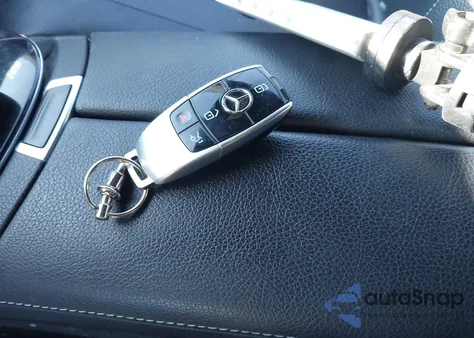 2017 Mercedes-Benz E 300 4Matic z USA, uszkodzony, nr VIN WDDZF4KB5HA047063